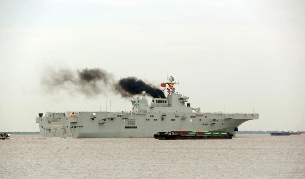 075两栖舰冒出大量黑烟,俄罗斯看了冷嘲热讽,发动机存在问题?