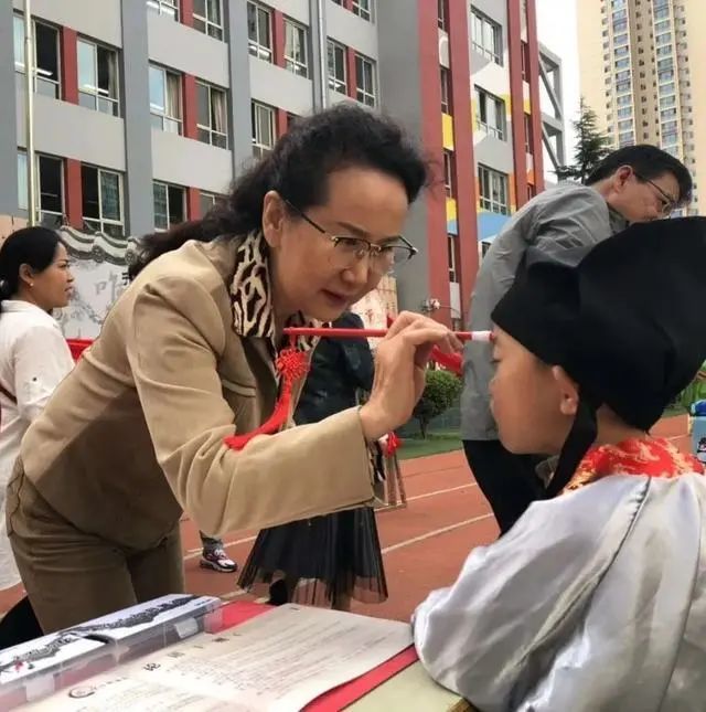 【国学日报】束修礼,佩香囊,修茶艺 国学文化点亮泸