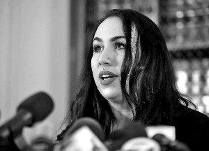 美国海军陆战队裸照丑闻发酵 两名受害女兵发声