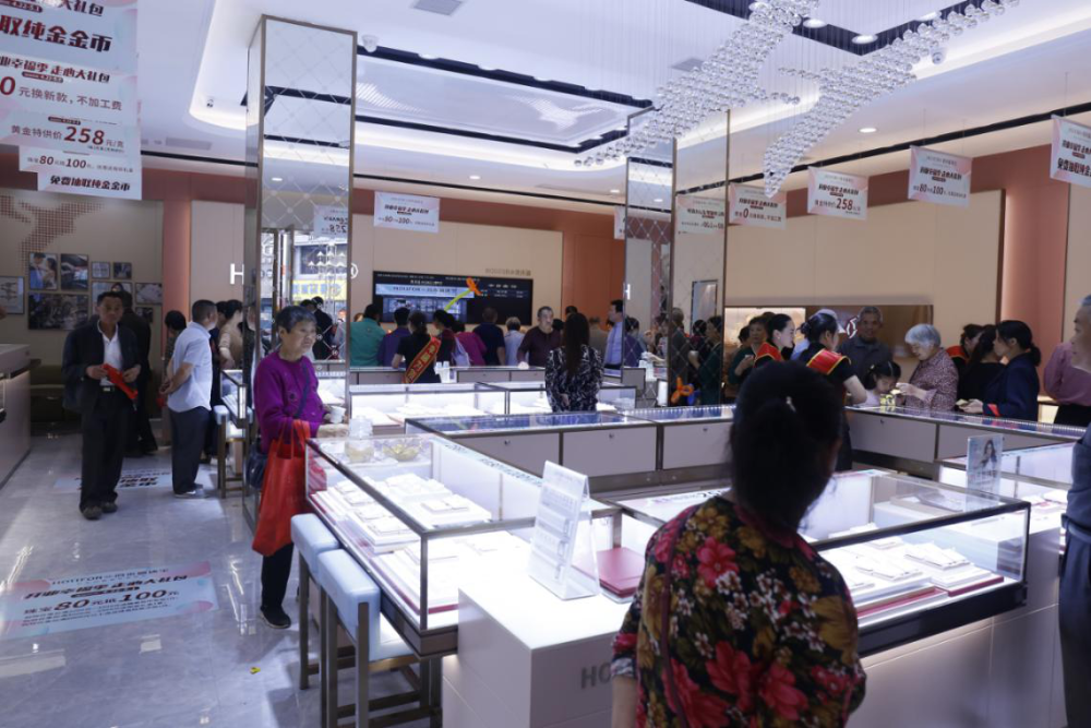 鸿来福实业集团有限公司朱晶先生携手品牌现身纽约时代广场纳斯达克