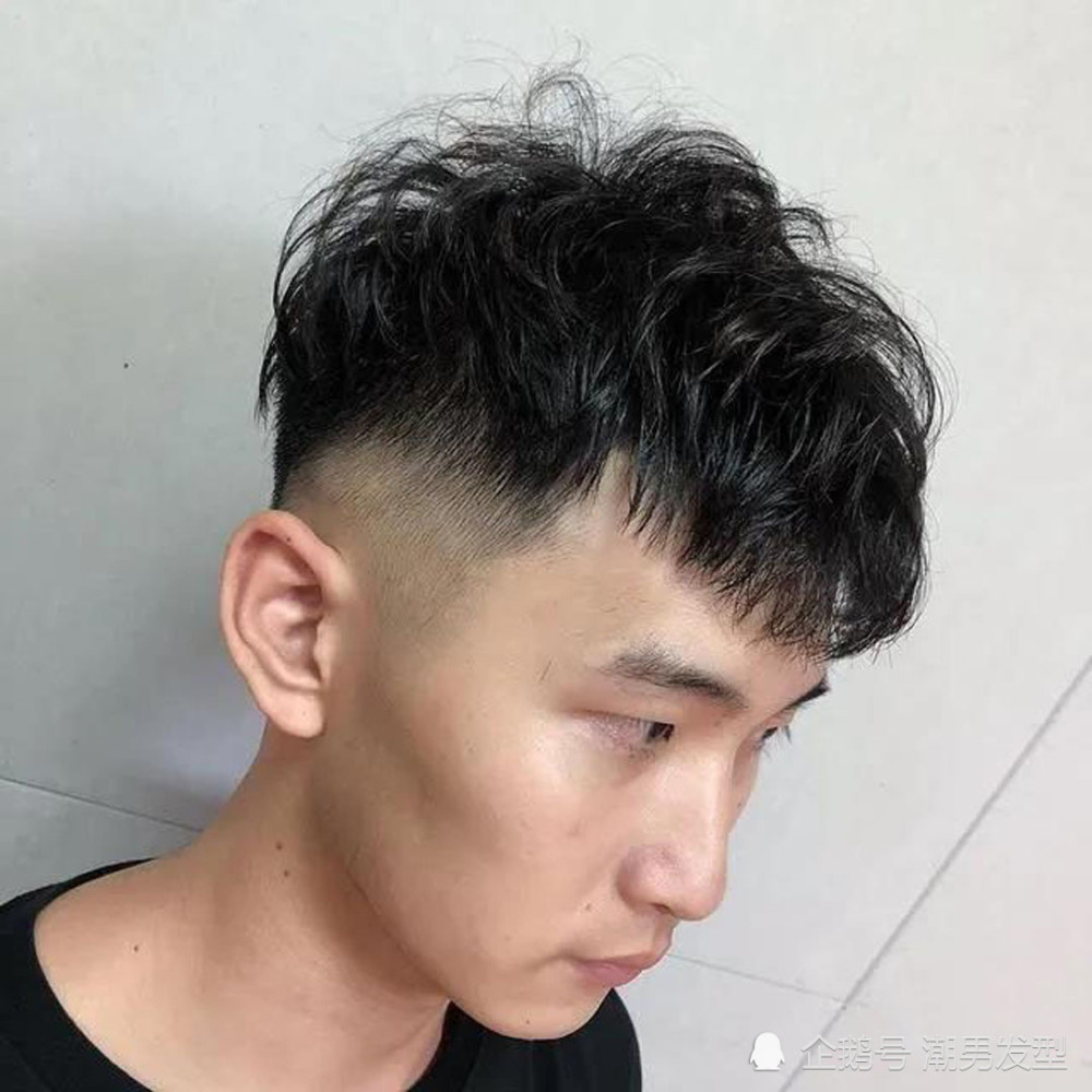 开学季,男生可以尝试一款a字刘海发型,像这款a字刘海发就很不错,尽管