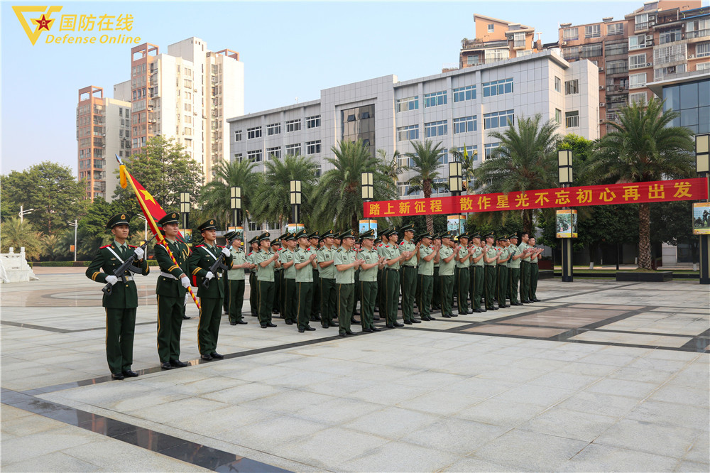 武警柳州支队举行2020年度退役士兵向军旗告别仪式