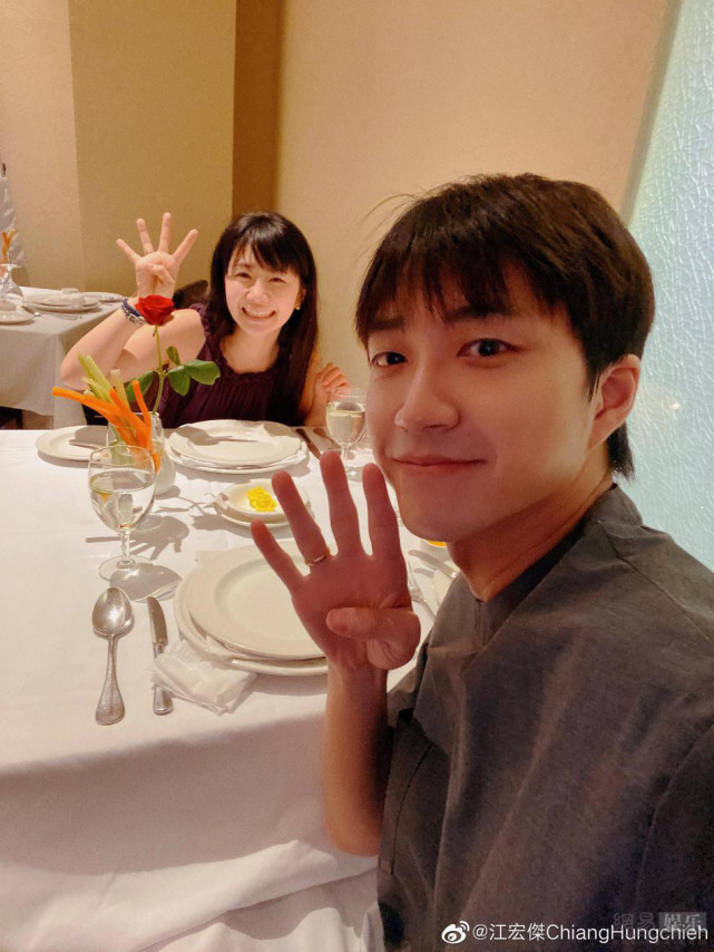 福原爱江宏杰庆结婚4年 吃烛光晚餐笑容灿烂