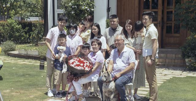 林志颖弟弟林志鑫一家四口海湾度假,夫妻俩亲吻比心