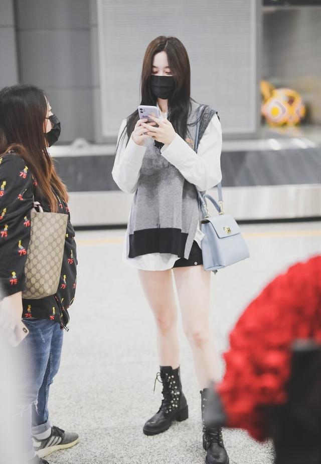 徐艺洋也太甜了,灰色针织马甲配衬衫,学院风穿搭尽显少女魅力