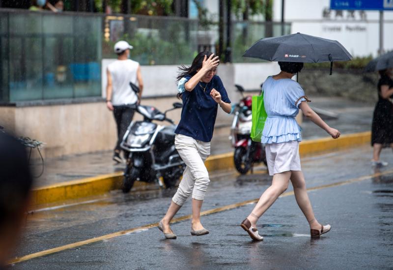 暴雨骤来,不少没带伞的市民奔跑躲雨.吴江路茂名北路路口躲雨的市民.