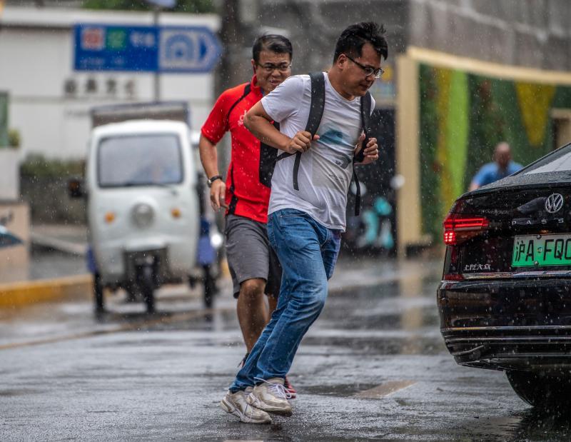 暴雨骤来,不少没带伞的市民奔跑躲雨.吴江路茂名北路路口躲雨的市民.
