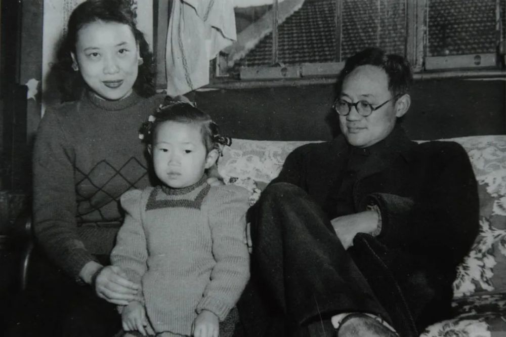 巴金,萧珊,女儿小林,1949年冬摄于霞飞坊寓所