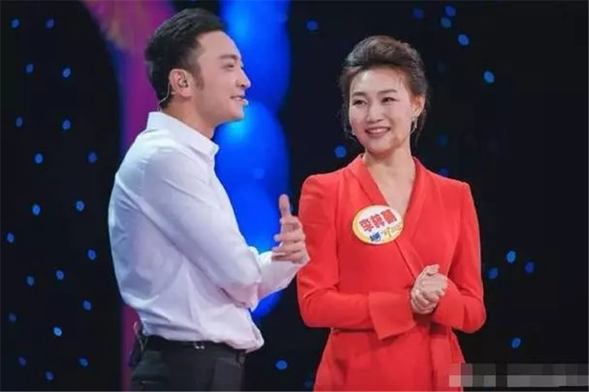 "国脸"李梓萌,戴14年假发稳坐央视主播,刻板印象太冤枉她了