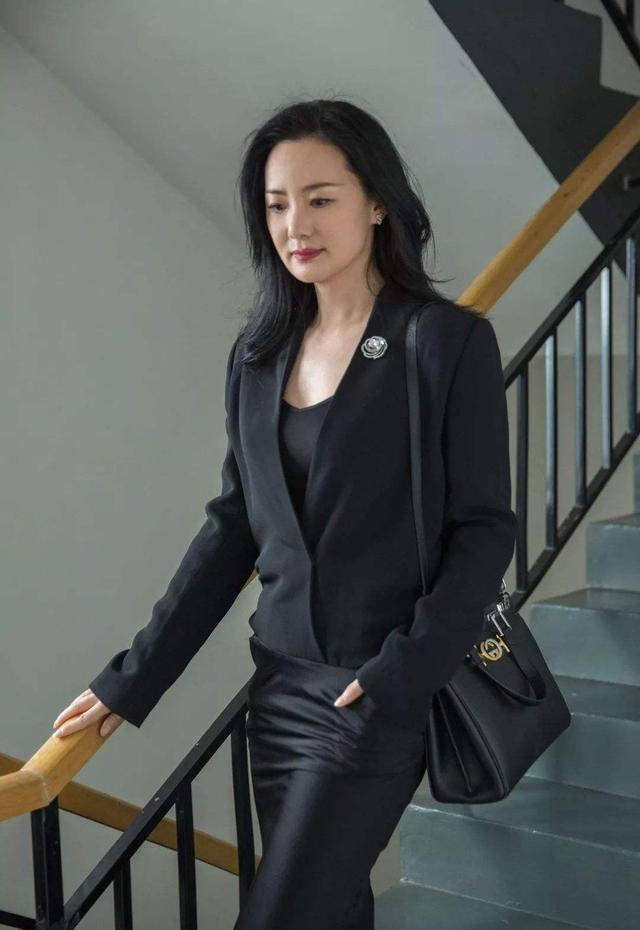 咏梅的气质真高级,穿一身白西装优雅淡然,值得妈妈辈女人学习