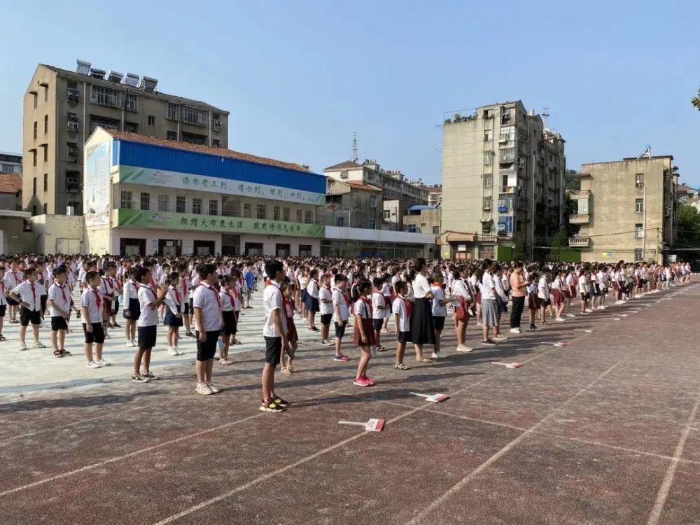 9月1日早上 市实验小学举行升旗仪式和开学典礼 安静了200多天的校园