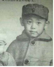 姜武在《八佰》中饰演老铁,他也是姜文的弟弟,感觉姜武小时候的样子和