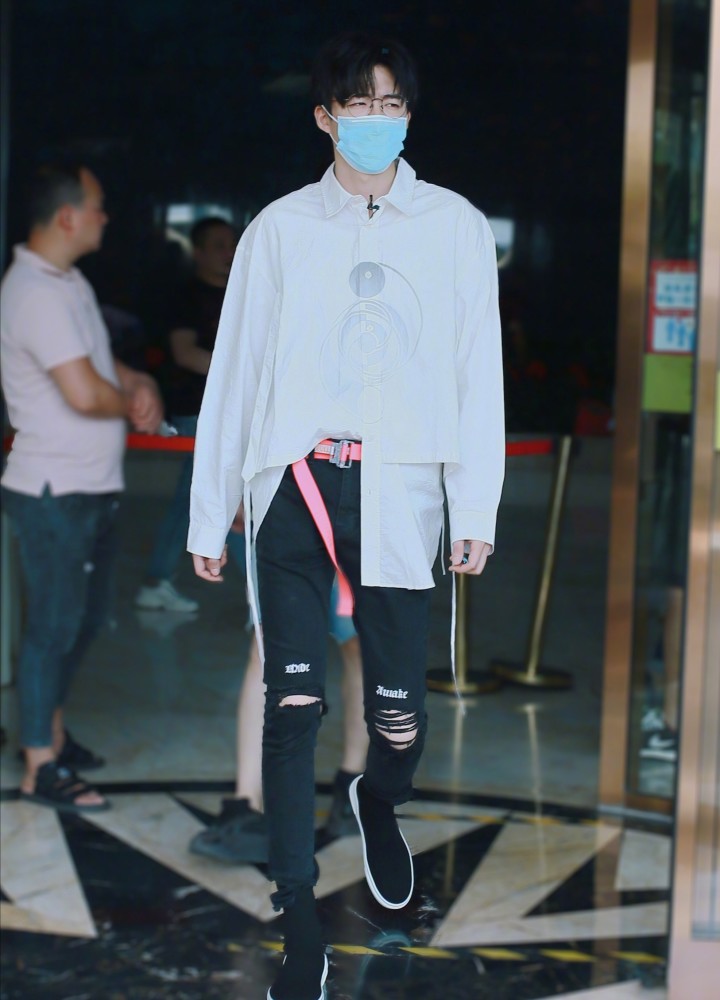 刘宇宁私服——无处安放的大长腿,低调帅气的穿搭你心动了吗?