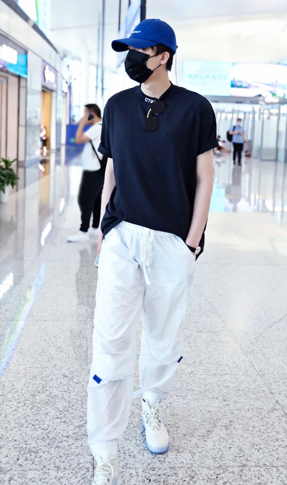 刘宇宁私服无处安放的大长腿低调帅气的穿搭你心动了吗