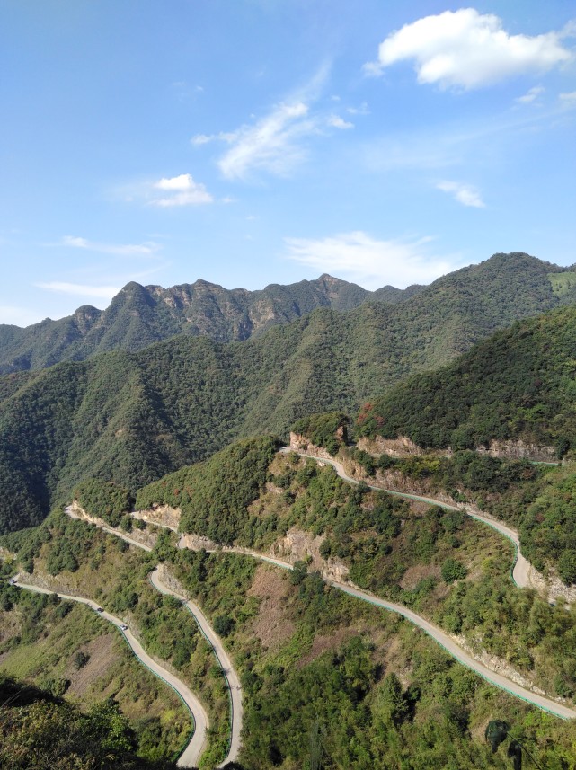 这里是许多司机向往之地,也是许多司机的噩梦之处,山路蜿蜒曲折,在