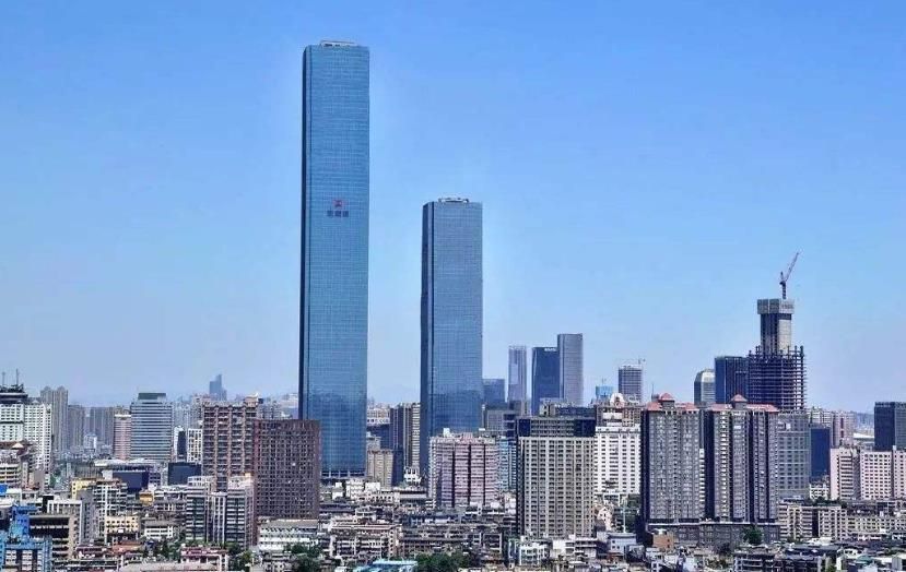 耸立在武昌江边的华中之巅武汉绿地中心是一座超高层摩天大楼,与汉口