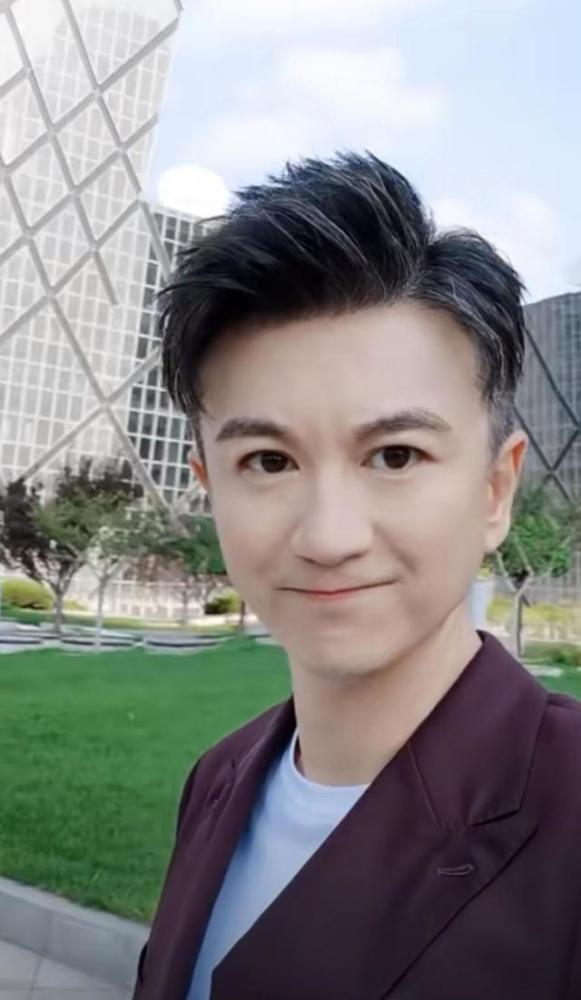 央视主持人马跃扎马步主持超敬业,被赞大长腿,却露不文明行为?