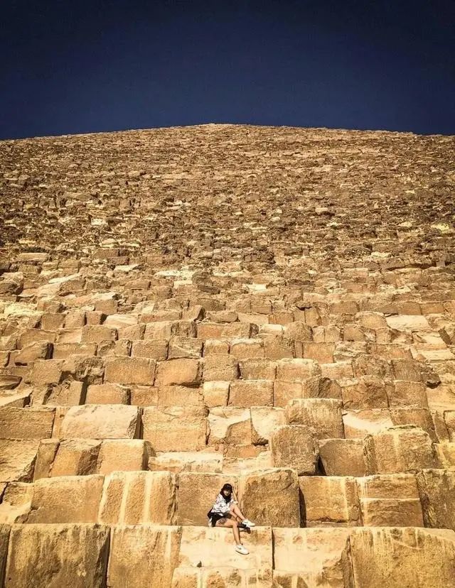 金字塔的照片大家都看过,但没想到居然这么大!