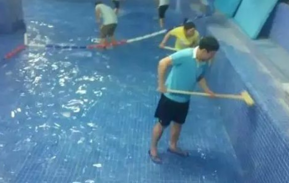 7岁男孩泳池大便被索赔1万5,家长:游泳馆也有责任,只赔2千