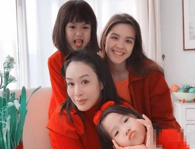 先看黎姿三个女儿,再看钟丽缇三个女儿,其中的颜值差距不言而喻