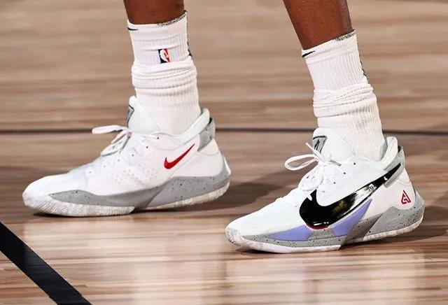 雄鹿球星字母哥上脚: nike zoom freak   "white cement"白水泥配色