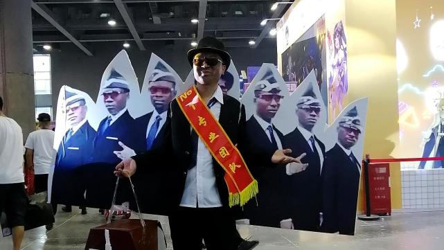 那个在萤火虫漫展cos张东升的男人,这次要cos摄影师了