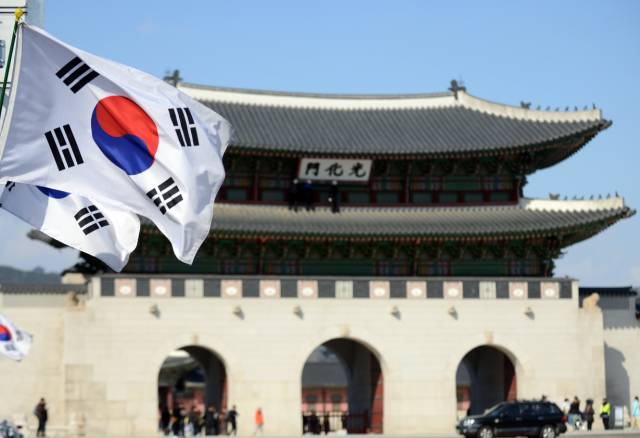 3月9日,在韩国首尔,韩国国旗在光化门城楼前飘扬.(新华社记者刘昀摄)