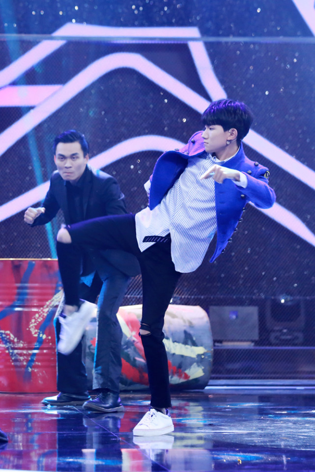 《王牌》新老演员对决 王源重现经典小品吃面