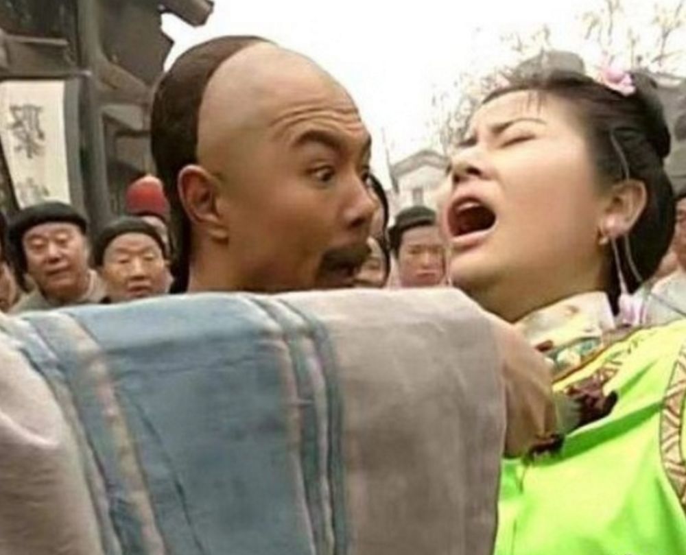 还珠格格两版紫薇替皇上挡刀一个让人怜惜一个让人看了想笑