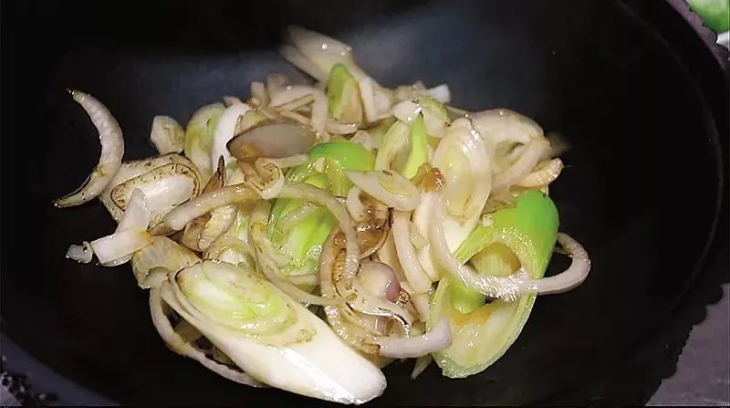 走菜流程 1,热锅滑油,入洋葱块100克,京葱段50克