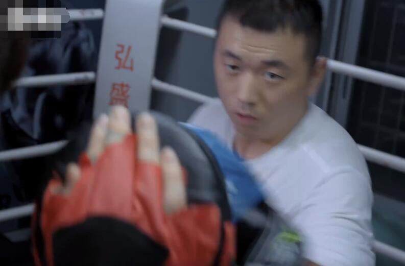 药水哥训练到满头大汗,龙王老婆献殷勤,擦汗的时候被龙王撞见
