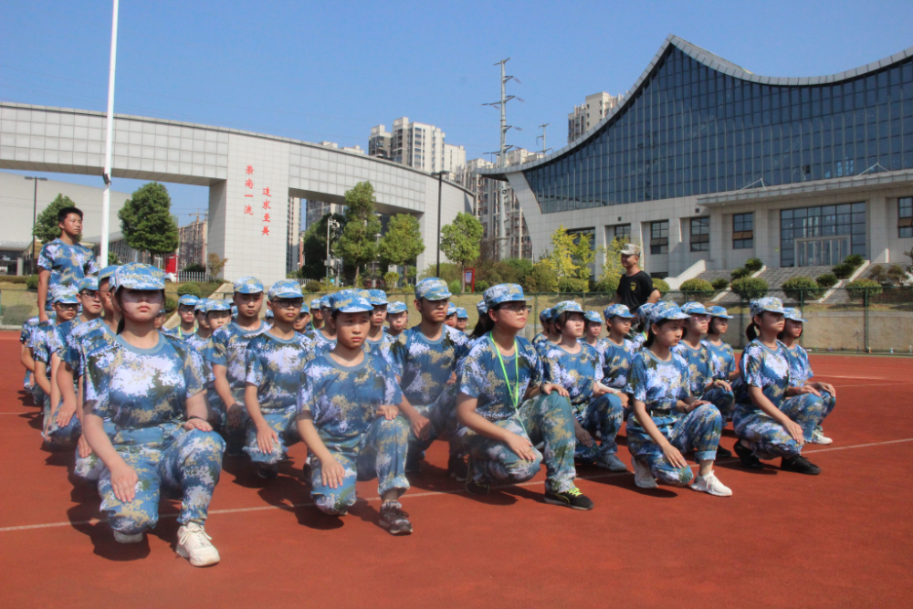 双峰一中新生全副武装接受军训