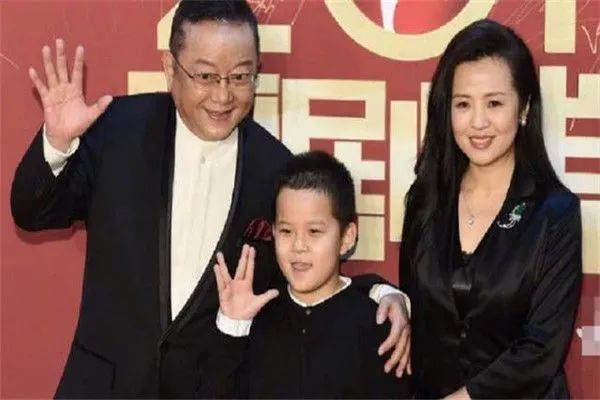 与儿子相差60岁妻子花钱如流水72岁的王刚晚年生活有多不易