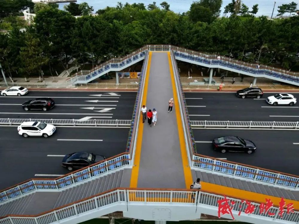 不少家长和孩子通过青岛路小学过街天桥穿越马路