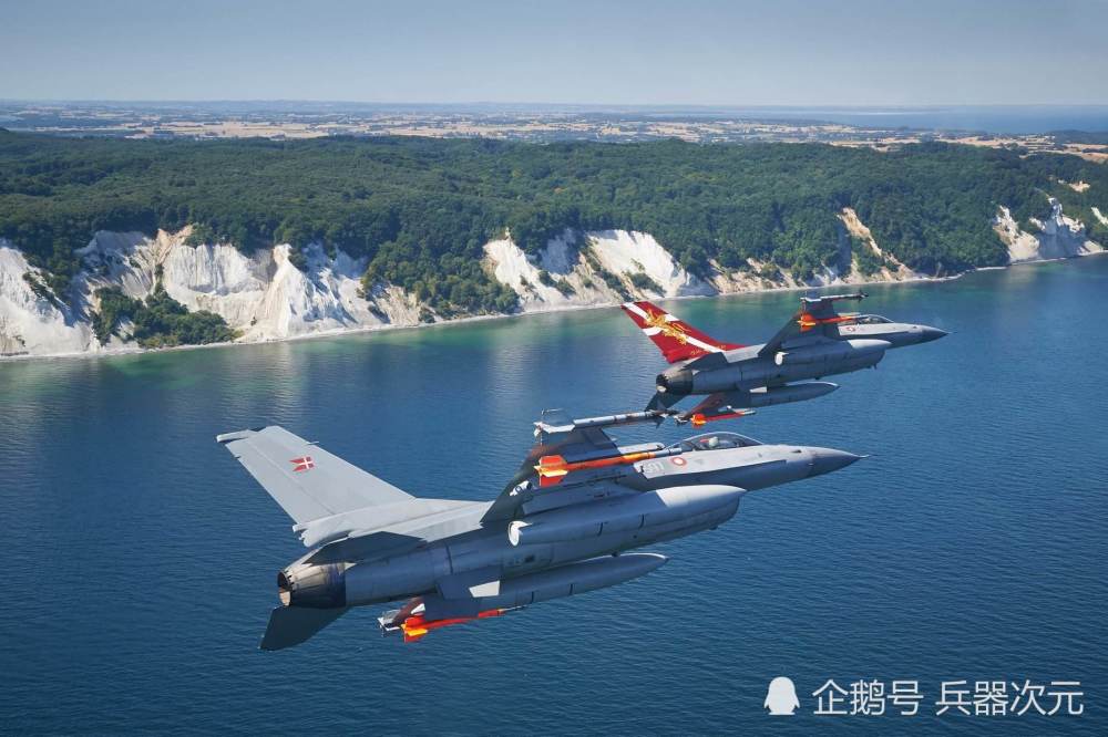 多架苏27冲入北约领空,千里追击美军轰炸机,白宫呼吁尊重游戏规则