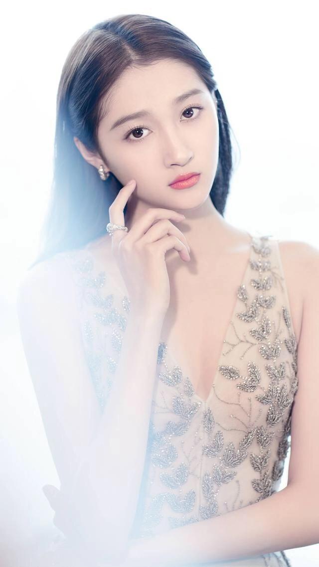 女神关晓彤:第5923期气质潮流美图欣赏