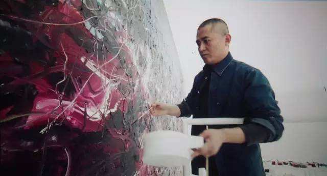 那么曾梵志的画作风格到底如何呢?