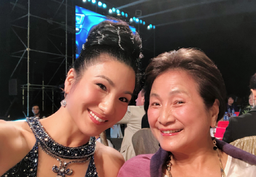 郑佩佩女儿晒照官宣怀孕,透露已怀孕14周,手捧孕肚一脸幸福