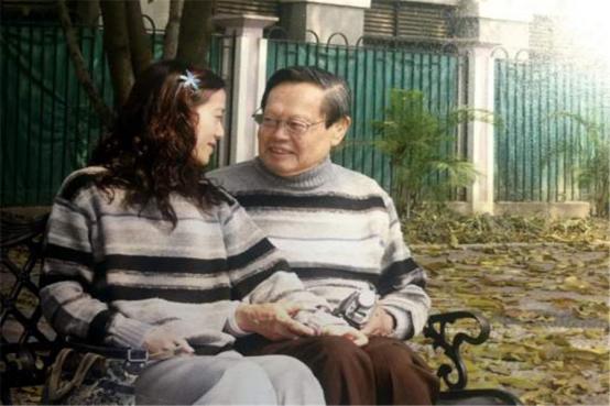 98岁杨振宁携妻子亮相,44岁翁帆显憔悴,相伴16年恩爱如初