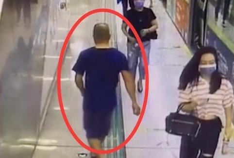 男子当众暴露隐私部位,恶心一幕被