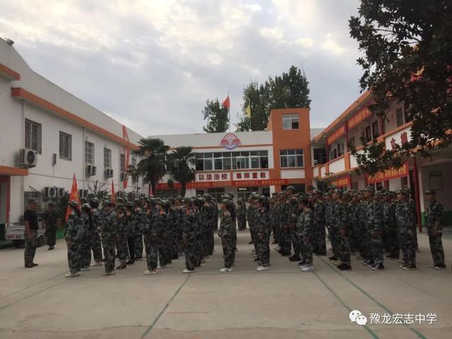 南阳豫龙宏志中学军训进行时训练学习两不误