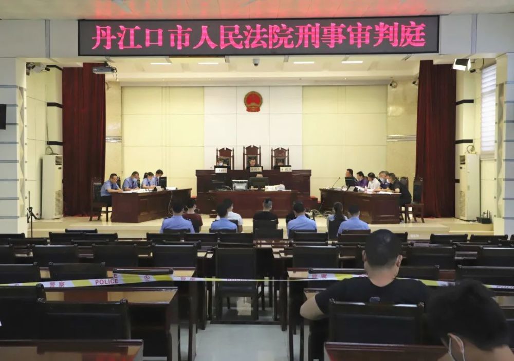 该案是丹江口市第一起利用未成年人实施黑恶势力犯罪的案件.