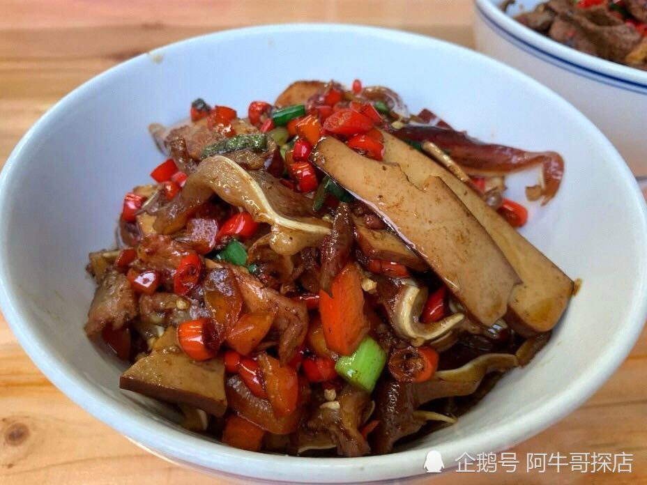 这道菜是有烟熏味的,猪耳朵口感非常脆,鸡蛋干和豆