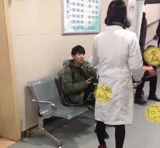 粉丝请放心!王源身体没有大碍,妈妈全程陪同