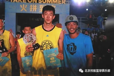 nba球星德里克-罗斯为王少杰颁发全国高中男子3对3篮球联赛全国总决赛