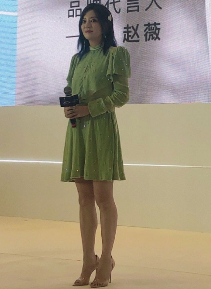 赵薇近况:身穿绿色连衣裙出席线下活动,真实的容颜状况让人羡慕