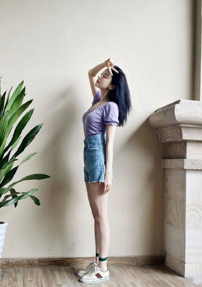 本以为娜扎腿长就算了,可当她穿短裤侧身站时,秀出的直线腿真让人惊艳