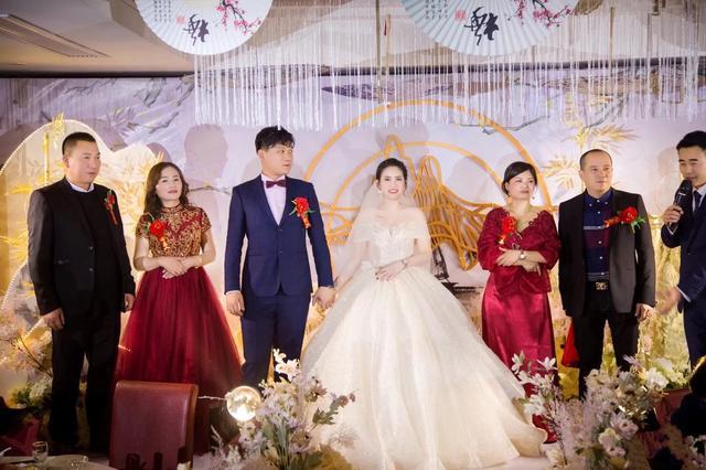 周公解梦，梦见身着双嫁衣，手持红伞的神秘寓意