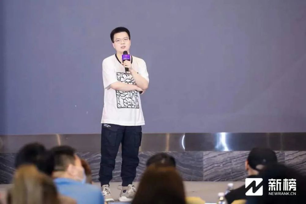 我叫崔元,瓜瓜传媒的ceo,也是朱瓜瓜的老公,今天主要分享一下我们做抖