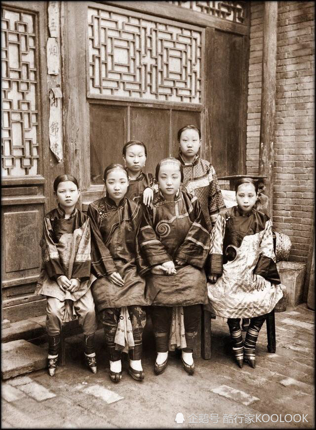 100多年前6个小脚女人的合影